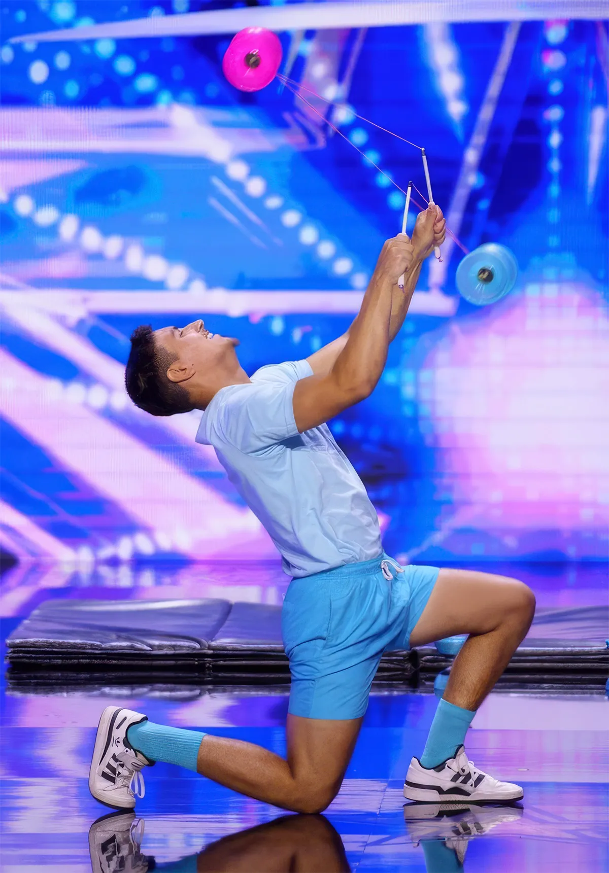 Philippe performant le diabolo sur la scène de Quel Talent