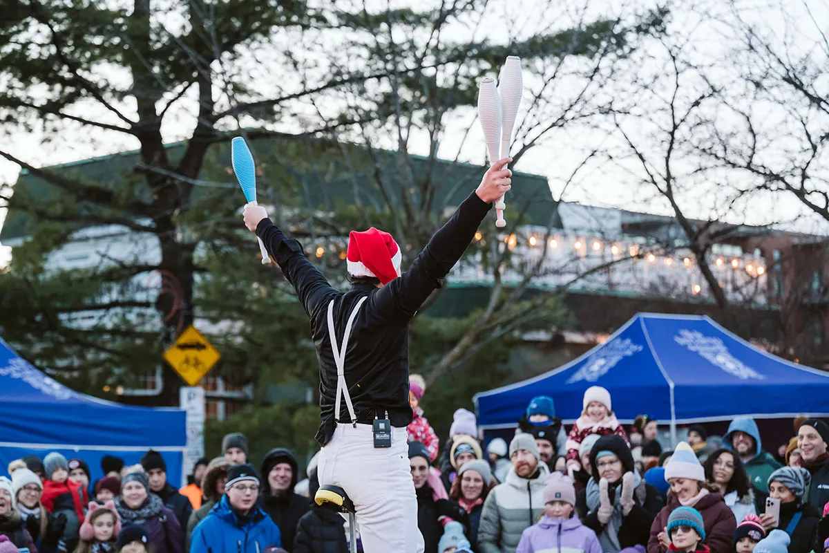 Philémon jonglant devant une foule lors d'un événement extérieur