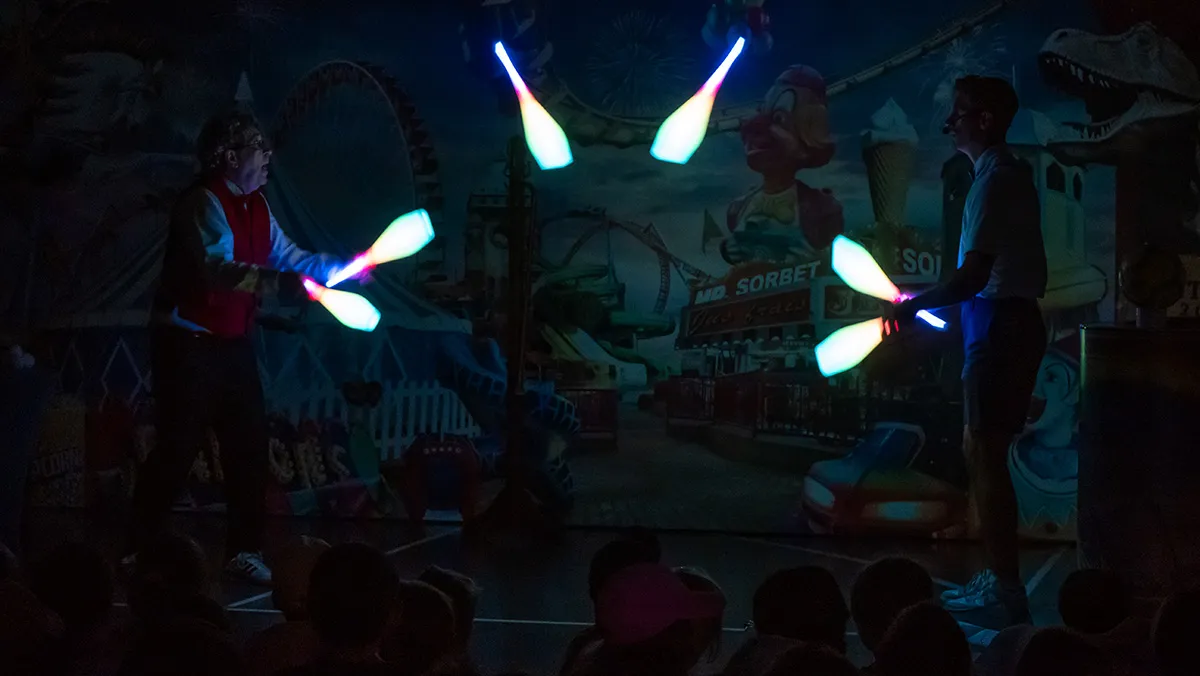 Spectacle de cirque nocturne avec quilles lumineuses