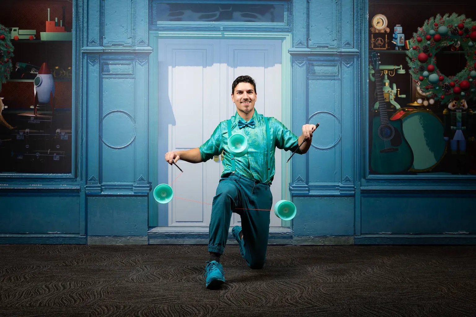 Philippe Raymond alias Philémon performant avec trois diabolos sur scène